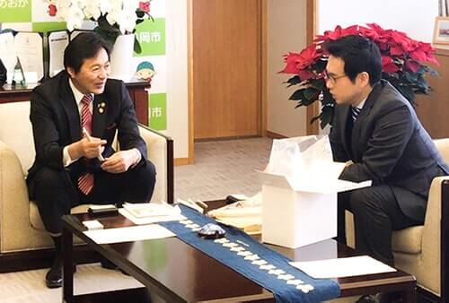 桂川孝裕市長へ紙ストローを渡す弊社代表